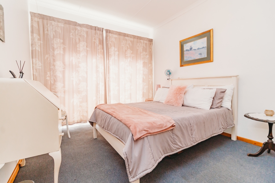 5 Bedroom Property for Sale in Heatherlands Western Cape